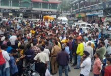 गांधी चौक पर वाहन हटाने को लेकर पर्यटक व स्थानीयल लोगों के बीच झगडा।